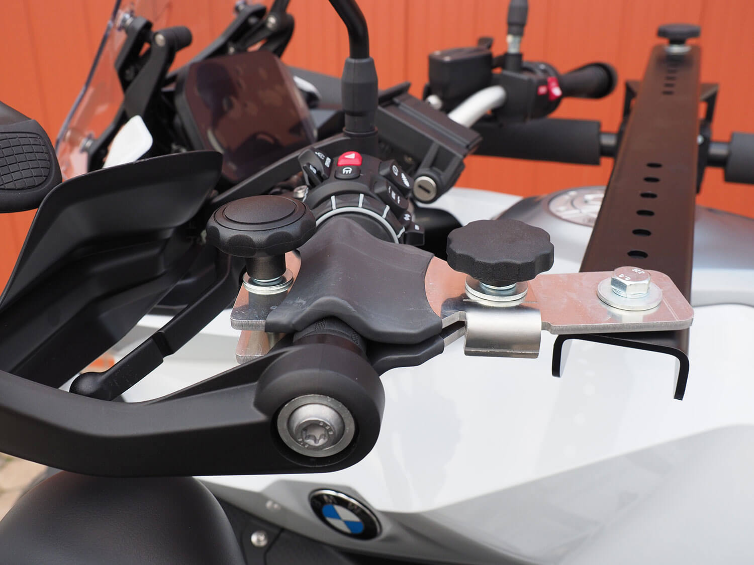 SMV Alu-Star Rolli Haltearm. Der Haltearm umgreift den linken Griff am Lenker eines Motorrades zur Sicherung.