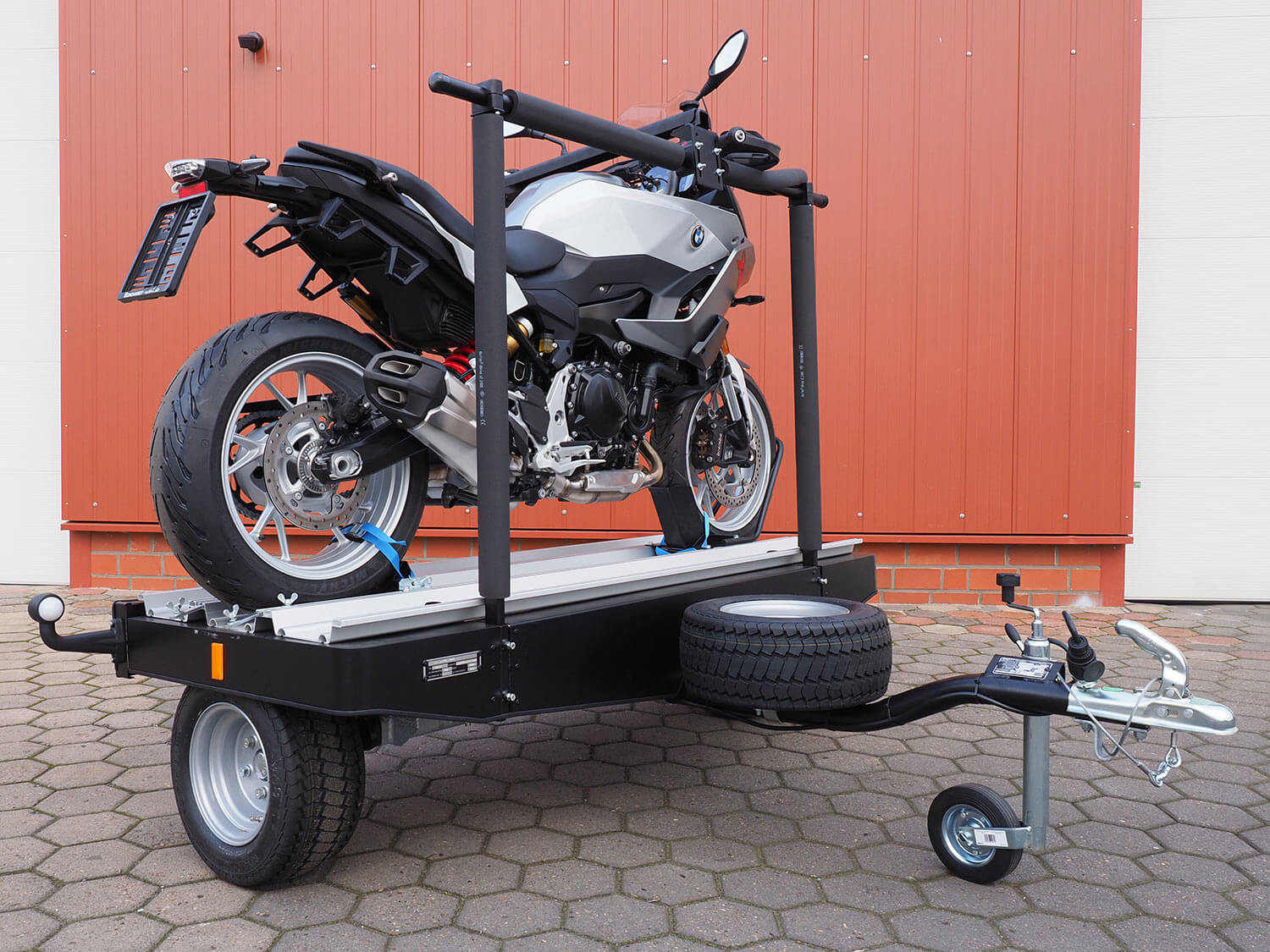 SMV Alu-Star Rolli frei stehend, beladen mit einem Motorrad. Ansicht von der Deichselseite.