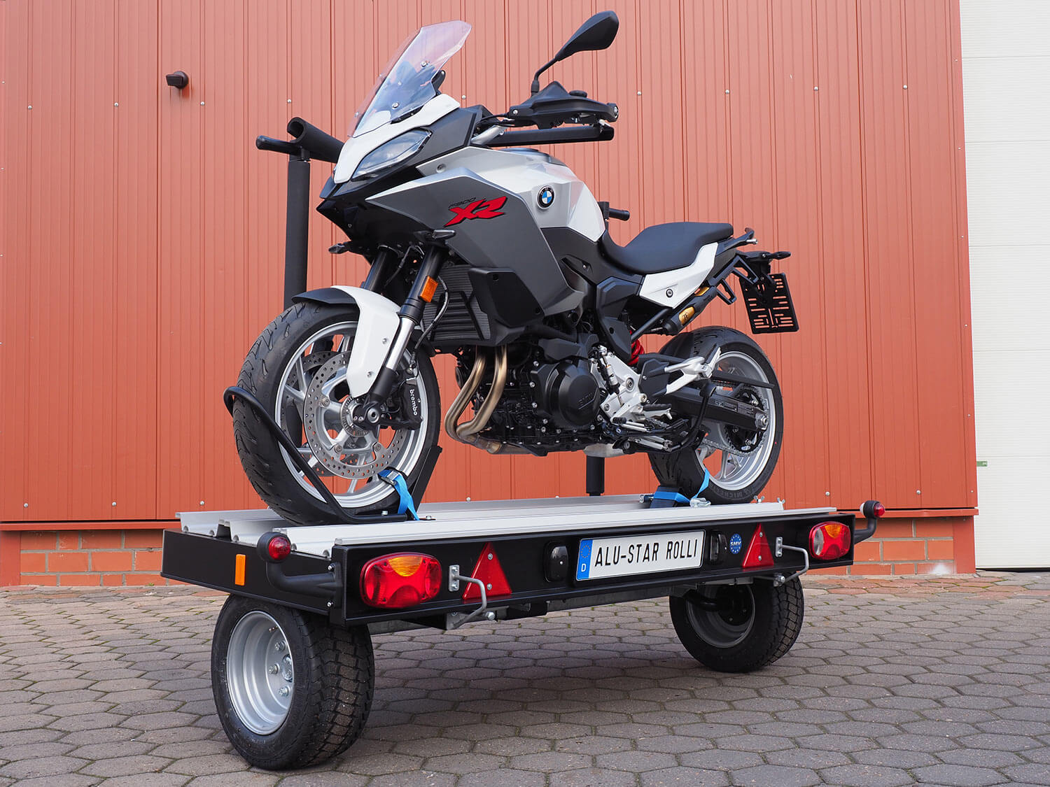 SMV Alu-Star Rolli frei stehend, beladen mit einem Motorrad. Ansicht von hinten.