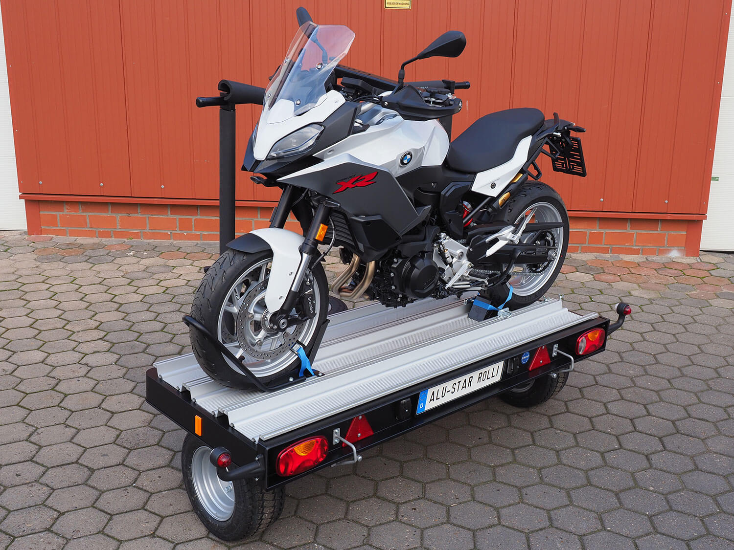 SMV Alu-Star Rolli frei stehend, beladen mit einem Motorrad. Ansicht von hinten.