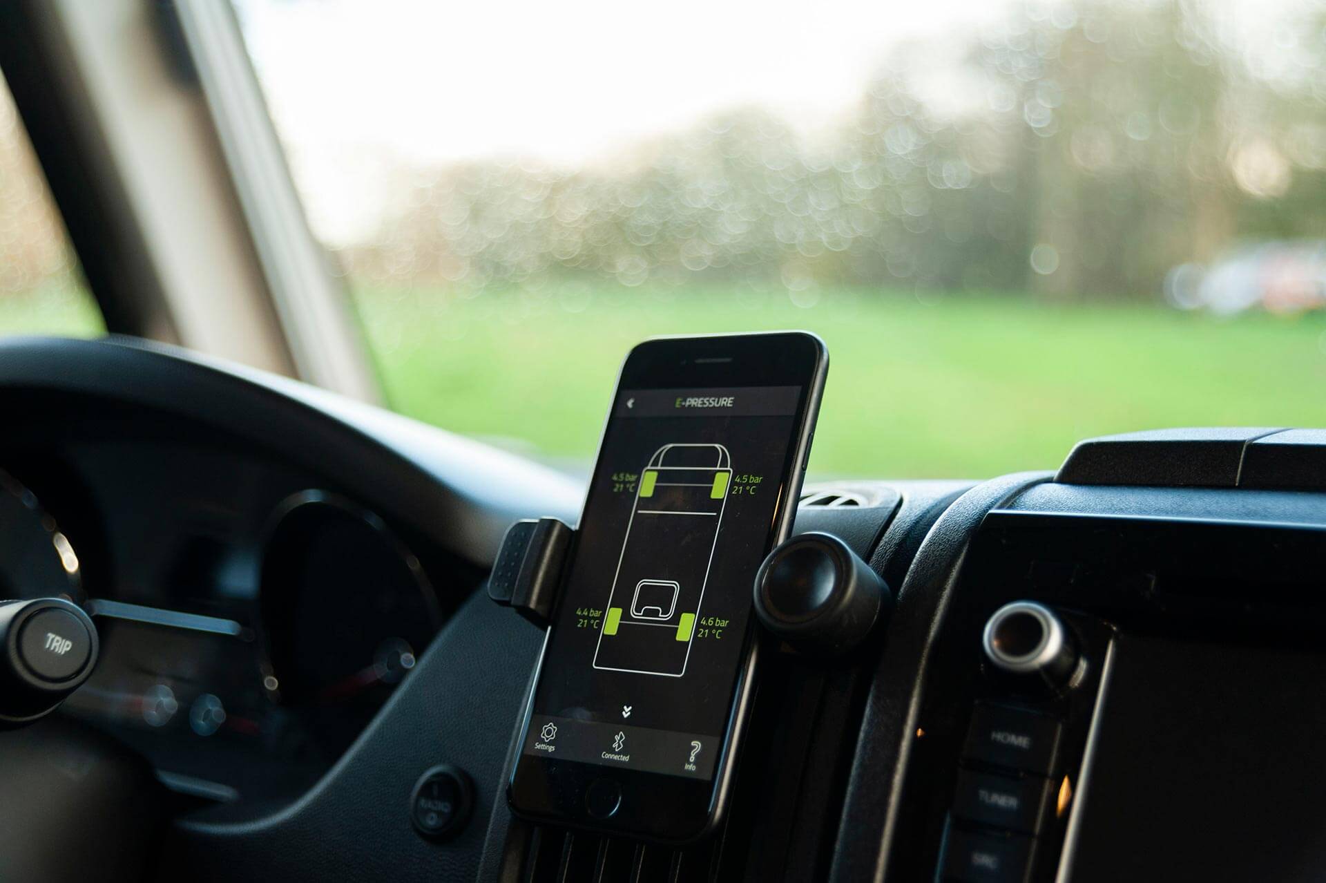 Smartphone im Cockpit eines Wohnmobils zeigt keine E-Pressure Warnmeldung.