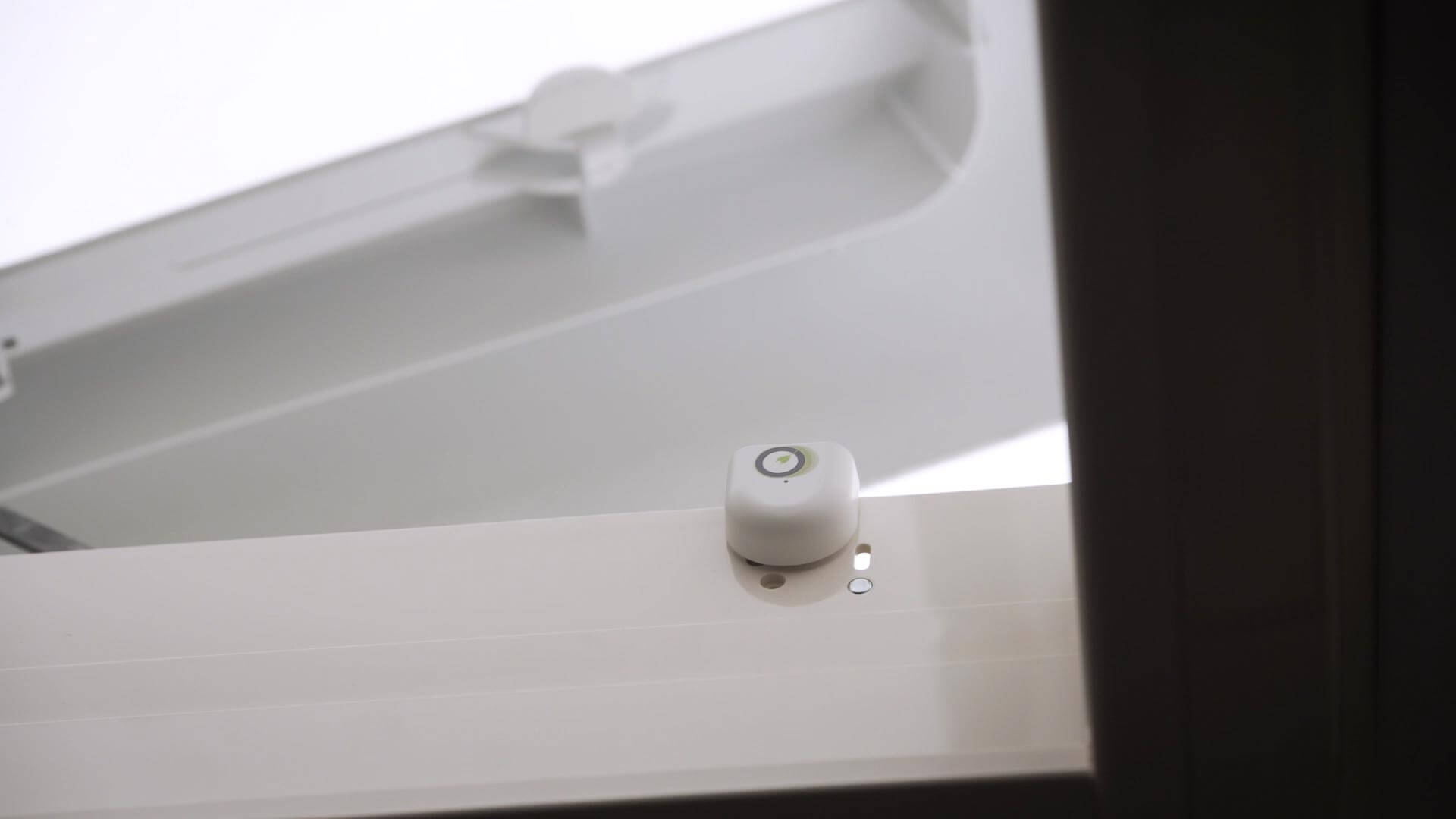 E-Switch Sensor an leicht geöffneter Dachluke montiert. Innenansicht.