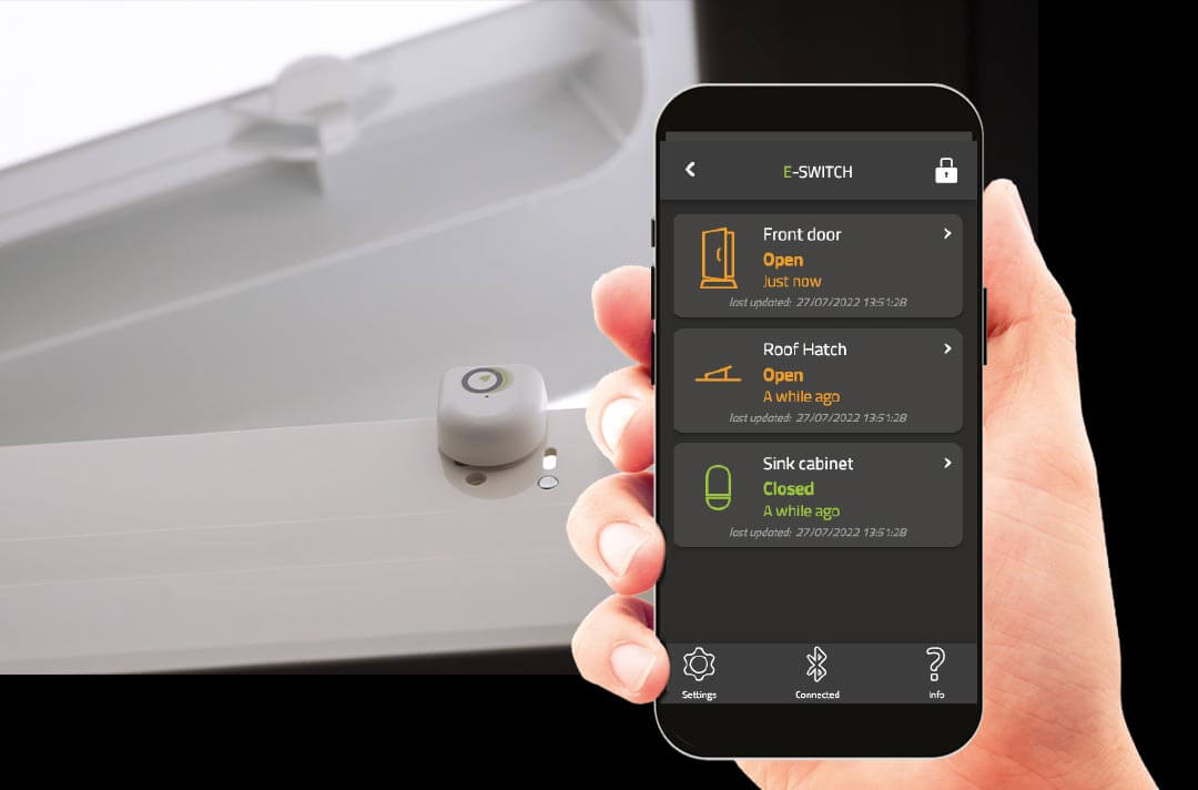Hand hält Smartphone und in der geöffneten E-Switch App sind verschiedene Einsatzmöglichkeiten dargestellt.