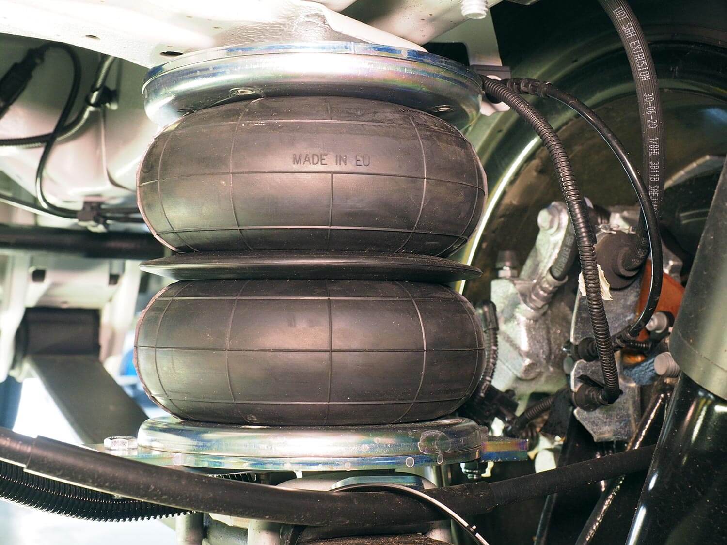 Aufgepumpte SMV Luftfeder Z8 an Achse von Fiatmodell montiert.