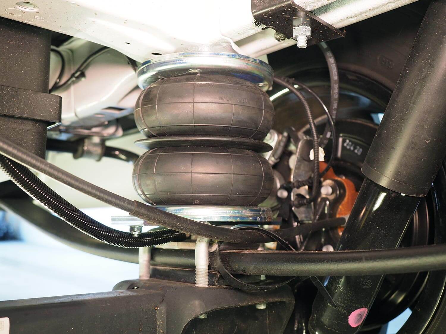 Ansicht einer aufgepumpten SMV Luftfeder Z8 an Fiatmodell.