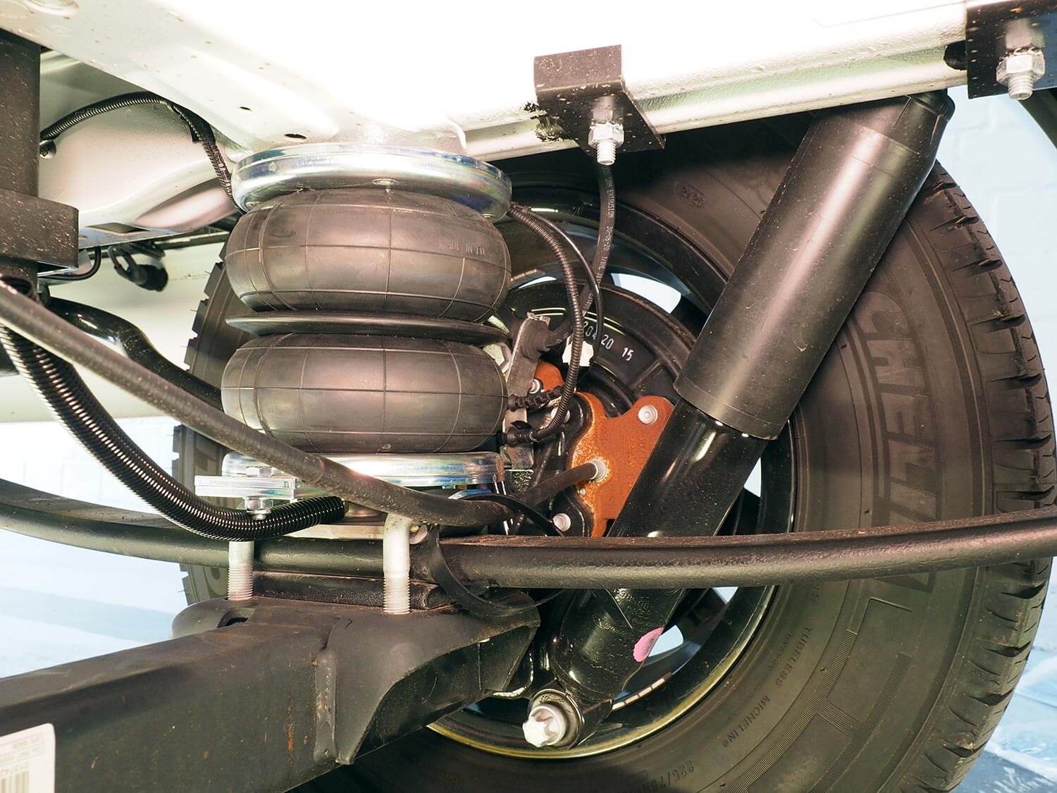 SMV Luftfeder Z8 für Fiatmodelle an Achse montiert.