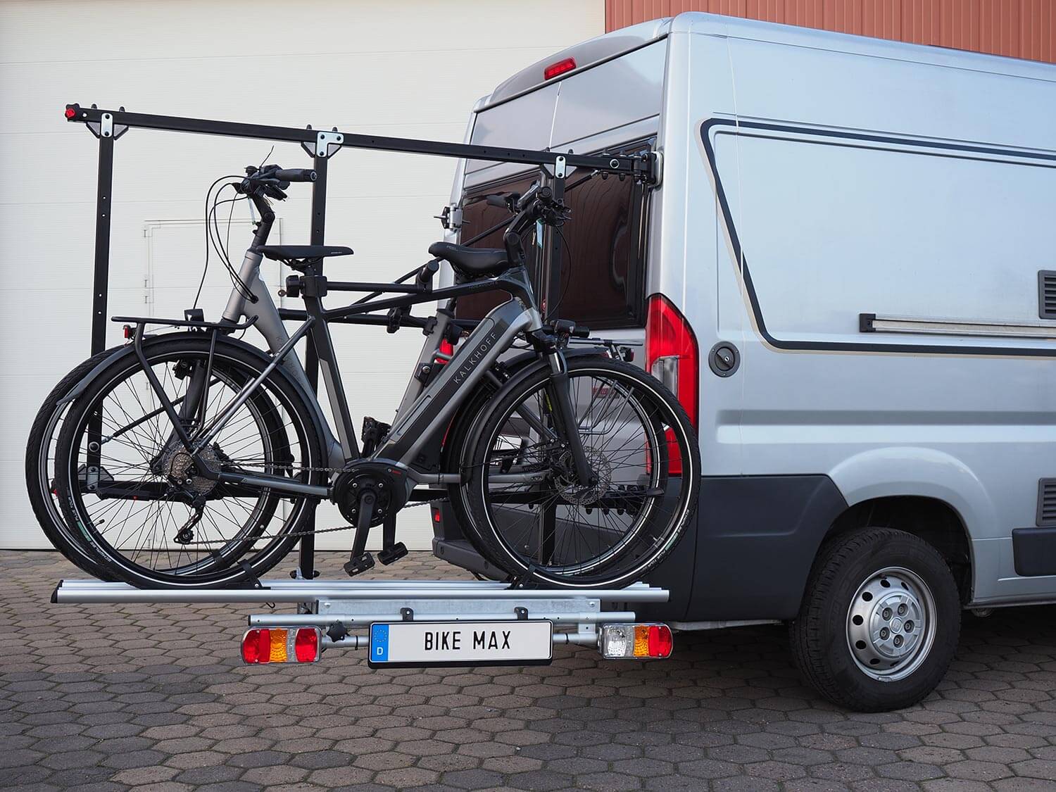 SMV Bike Max exklusiv an einem Camper montiert. Träger mit zwei Fahrrädern beladen und zur Seite geschwenkt.