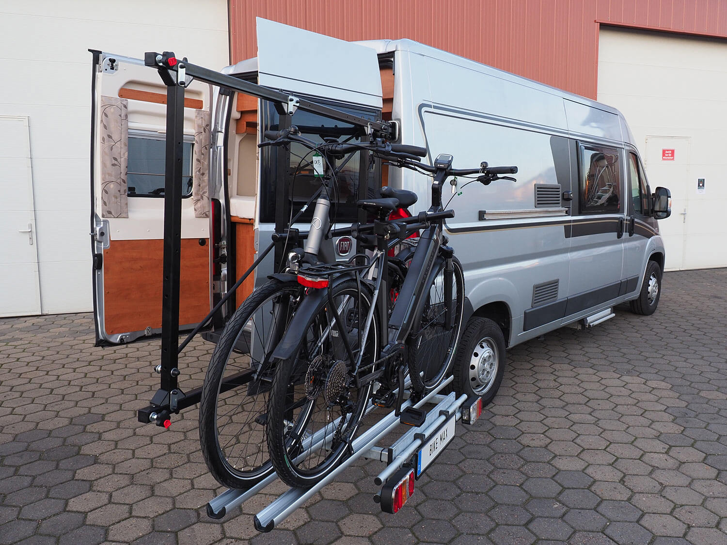 SMV Bike Max exklusiv an einem Camper montiert. Träger mit zwei Fahrrädern beladen und zur Seite geschwenkt.