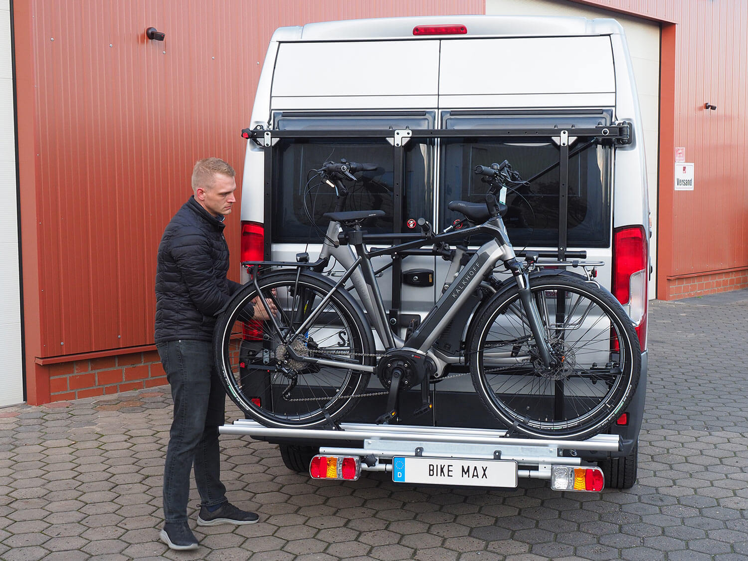 SMV Bike Max exklusiv an einem Camper montiert. Beladen mit zwei Fahrrädern.