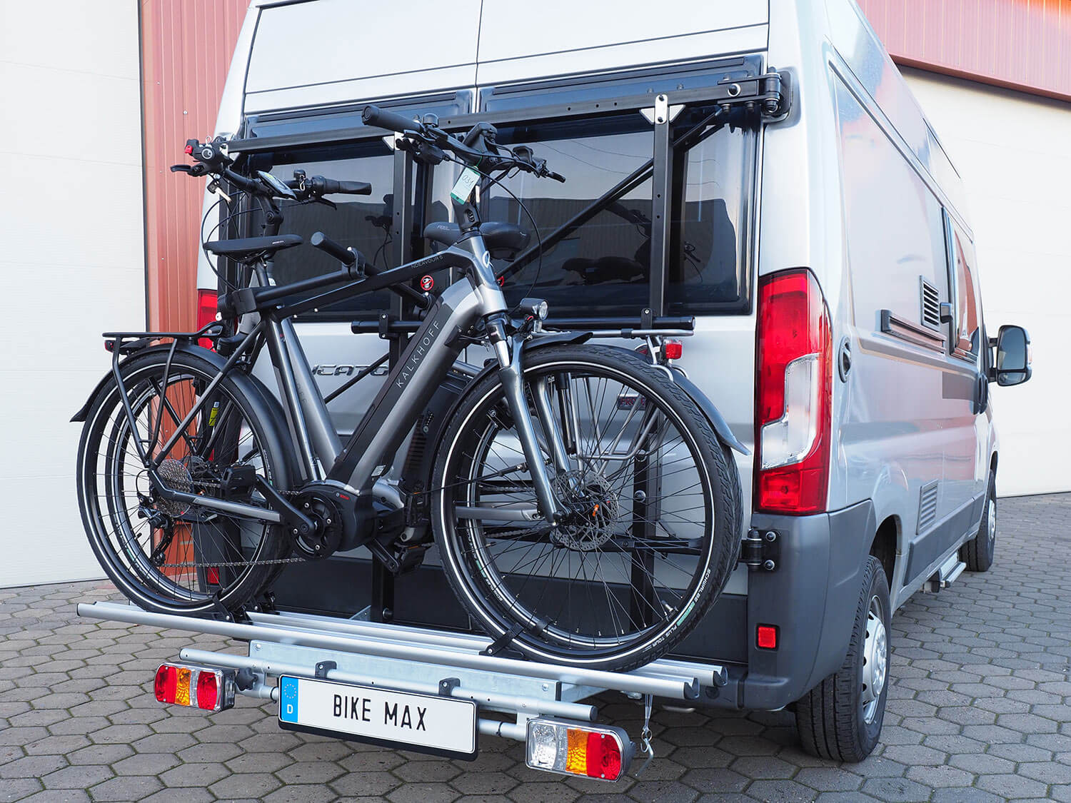 SMV Bike Max exklusiv an einem Camper montiert. Träger mit zwei Fahrrädern beladen.