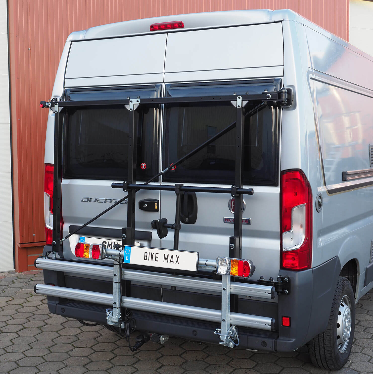 SMV Bike Max exklusiv an einem Camper montiert und hochgeklappt.