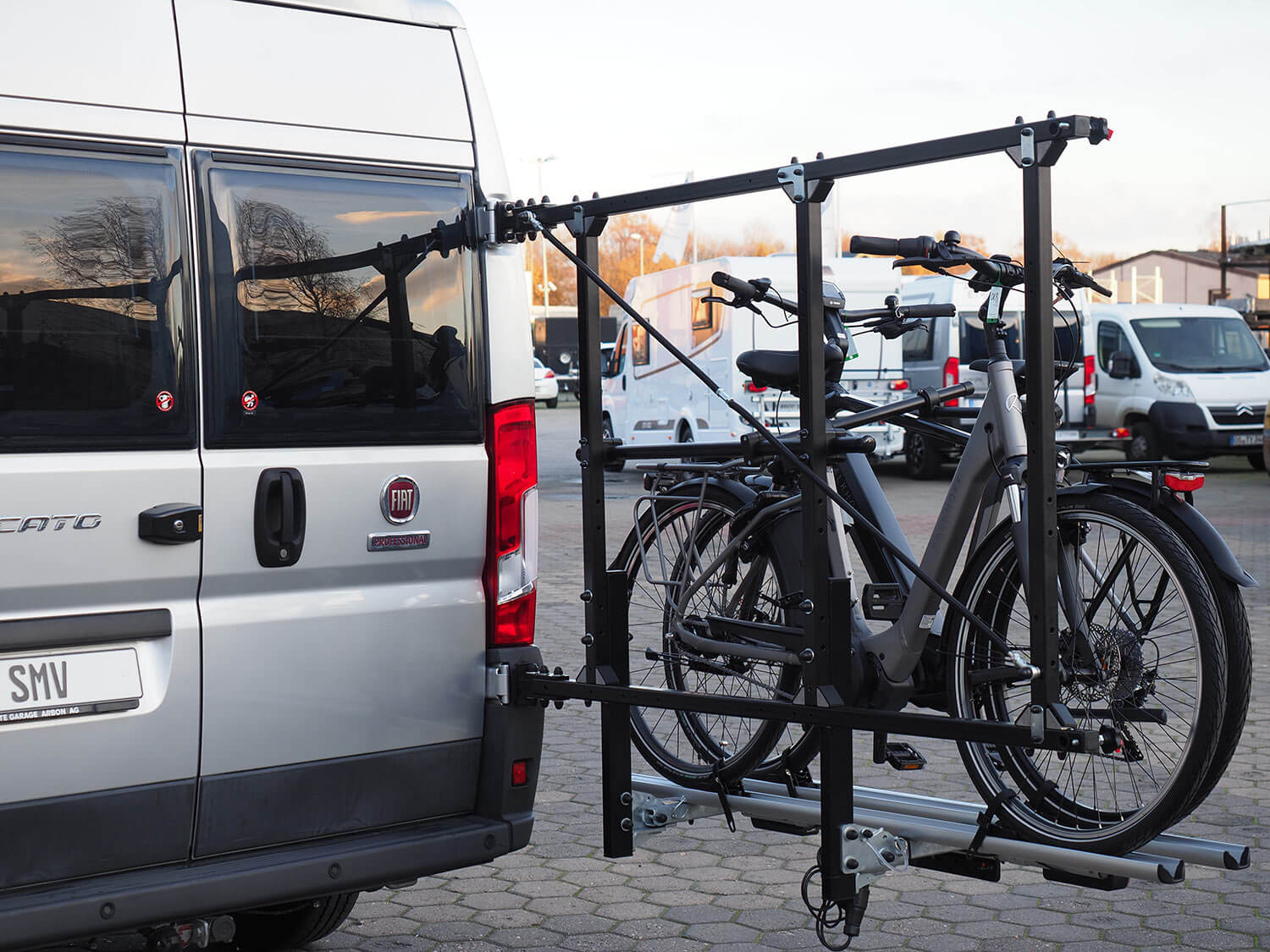SMV Bike Max exklusiv an einem Camper montiert. Träger mit zwei Fahrrädern beladen und zur Seite geschwenkt.
