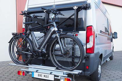 SMV Bike Max exklusiv an einem Camper montiert. Träger mit zwei Fahrrädern beladen.