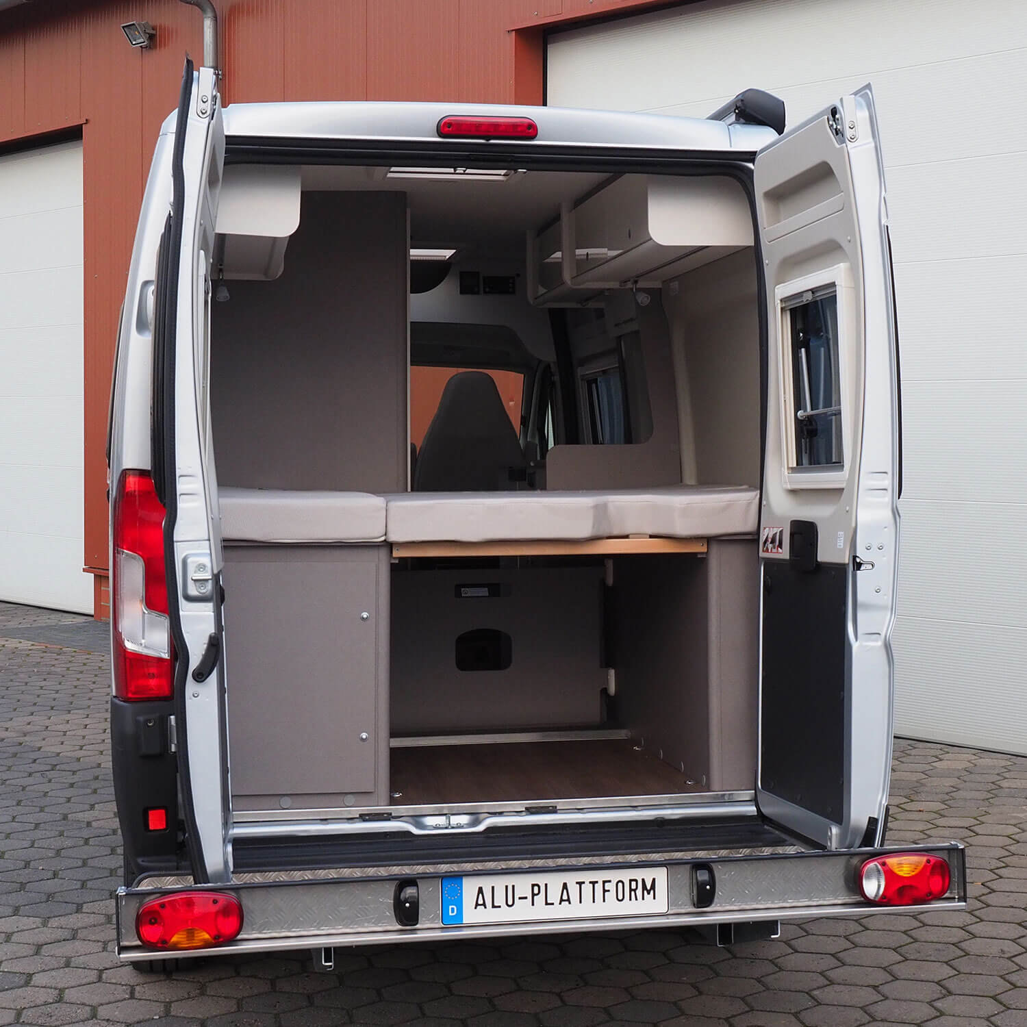SMV Alu-Plattform bei geöffneten Hecktüren.