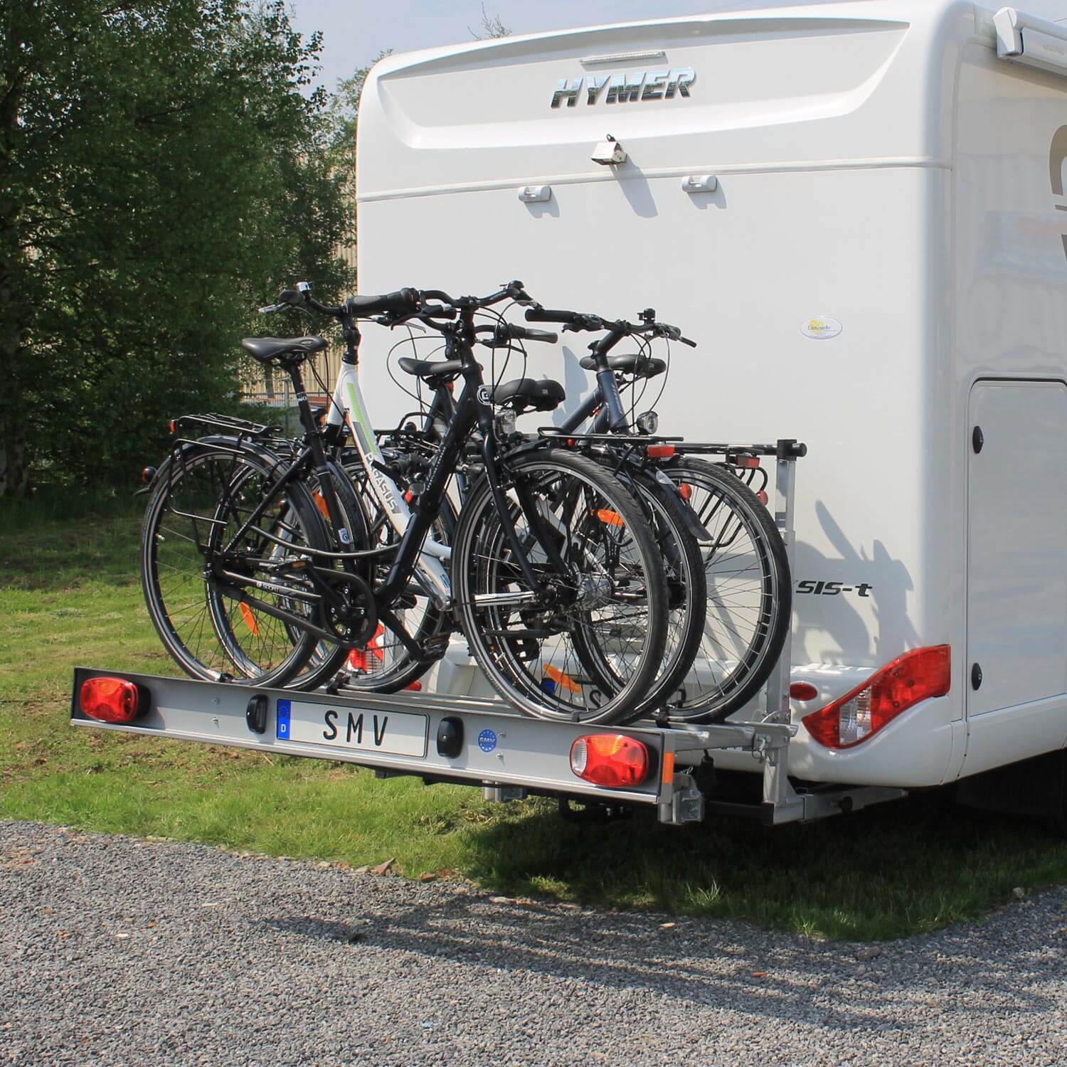 Vier Fahrräder auf SMV Rad-Max-Bike exklusiv am Heck eines Wohnmobils.