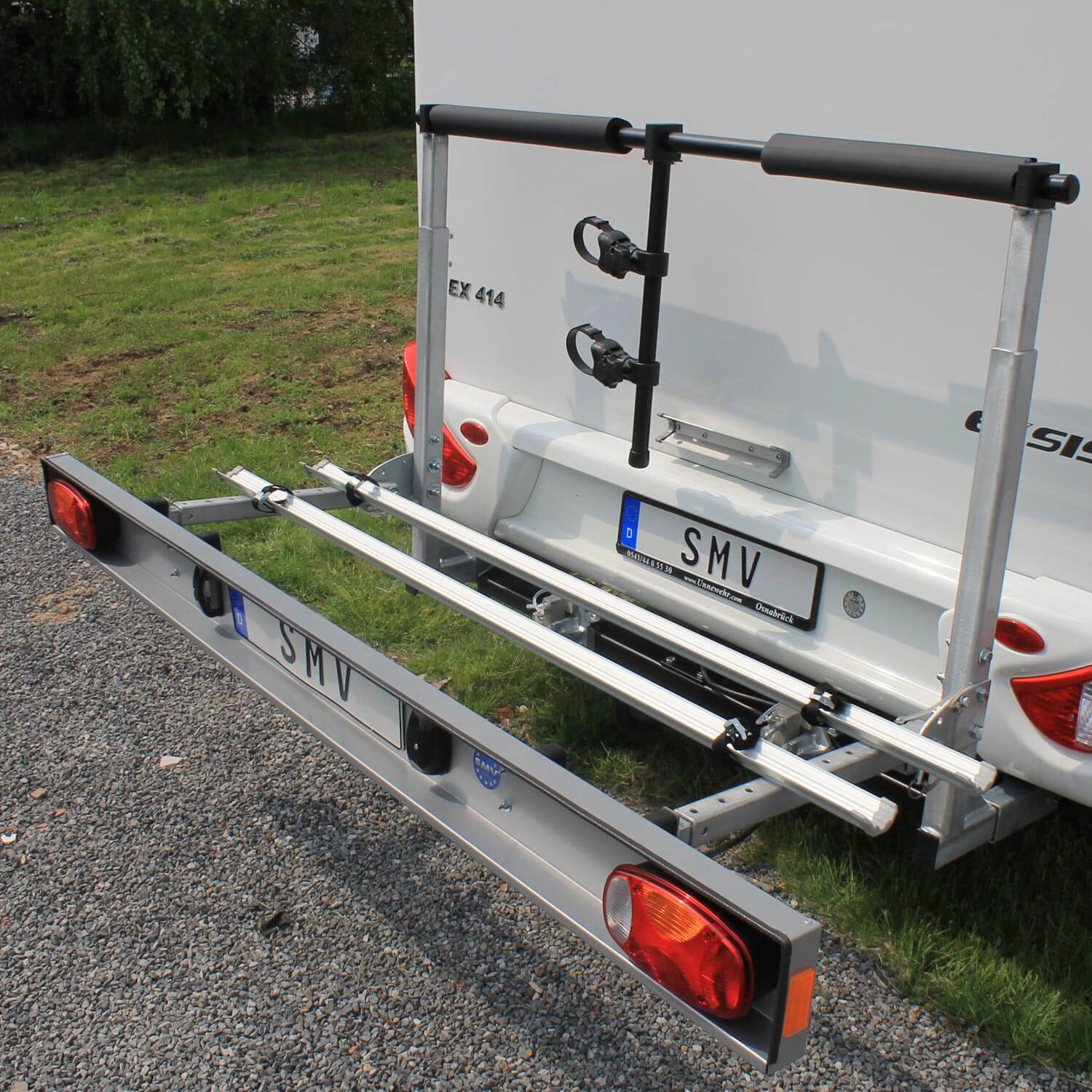 SMV Rad-Max-Bike exklusiv Fahrradträger ausgeklappt einem Wohnmobil montiert.