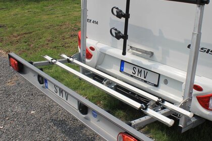 SMV Rad-Max-Bike exklusiv Fahrradträger ausgeklappt einem Wohnmobil montiert.