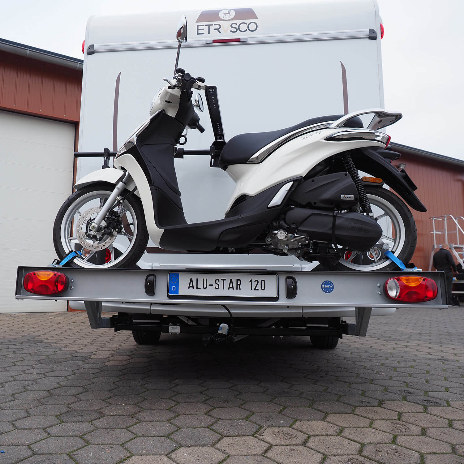 Großaufnahme SMV Alu-Star 120 mit Roller an Wohnmobilheck.
