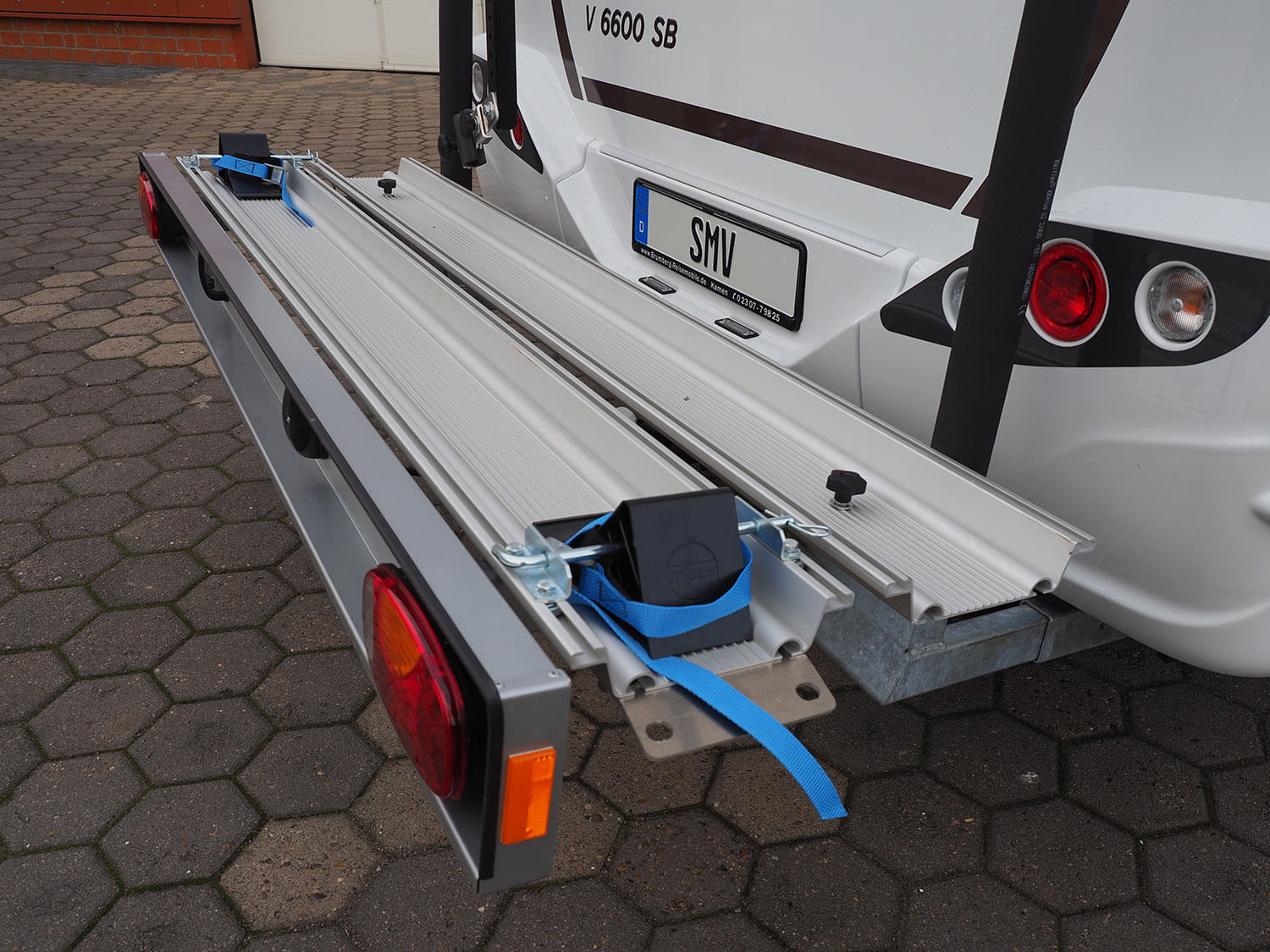 SMV Alu-Star 120 mit Kunststoffkeilen und Halteriemchen. Seitenansicht Wohnmobilheck.