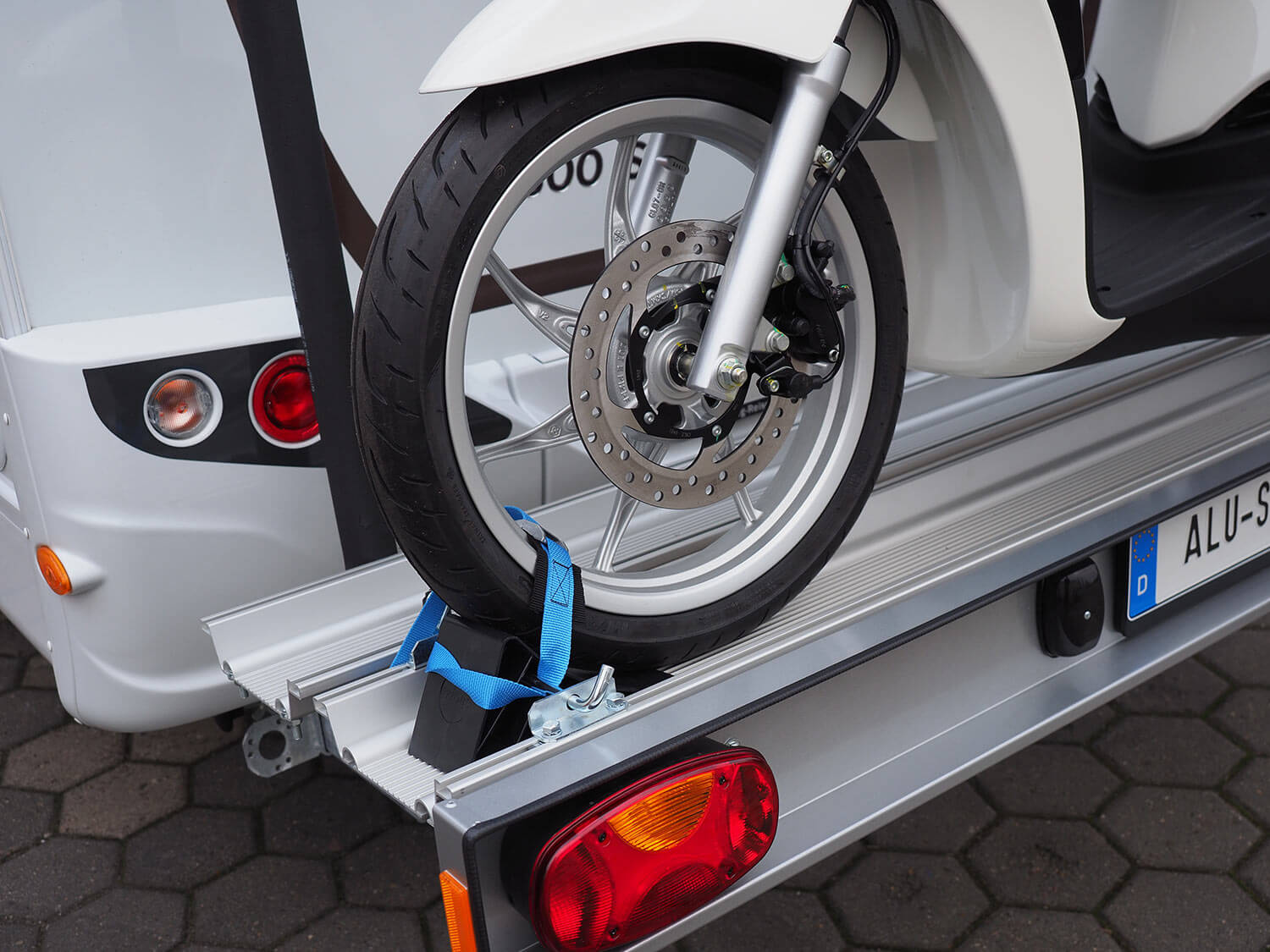 SMV Alu-Star 120 Detailaufnahme Vorderradhalterung mit Halteriemchen und Radkeil.