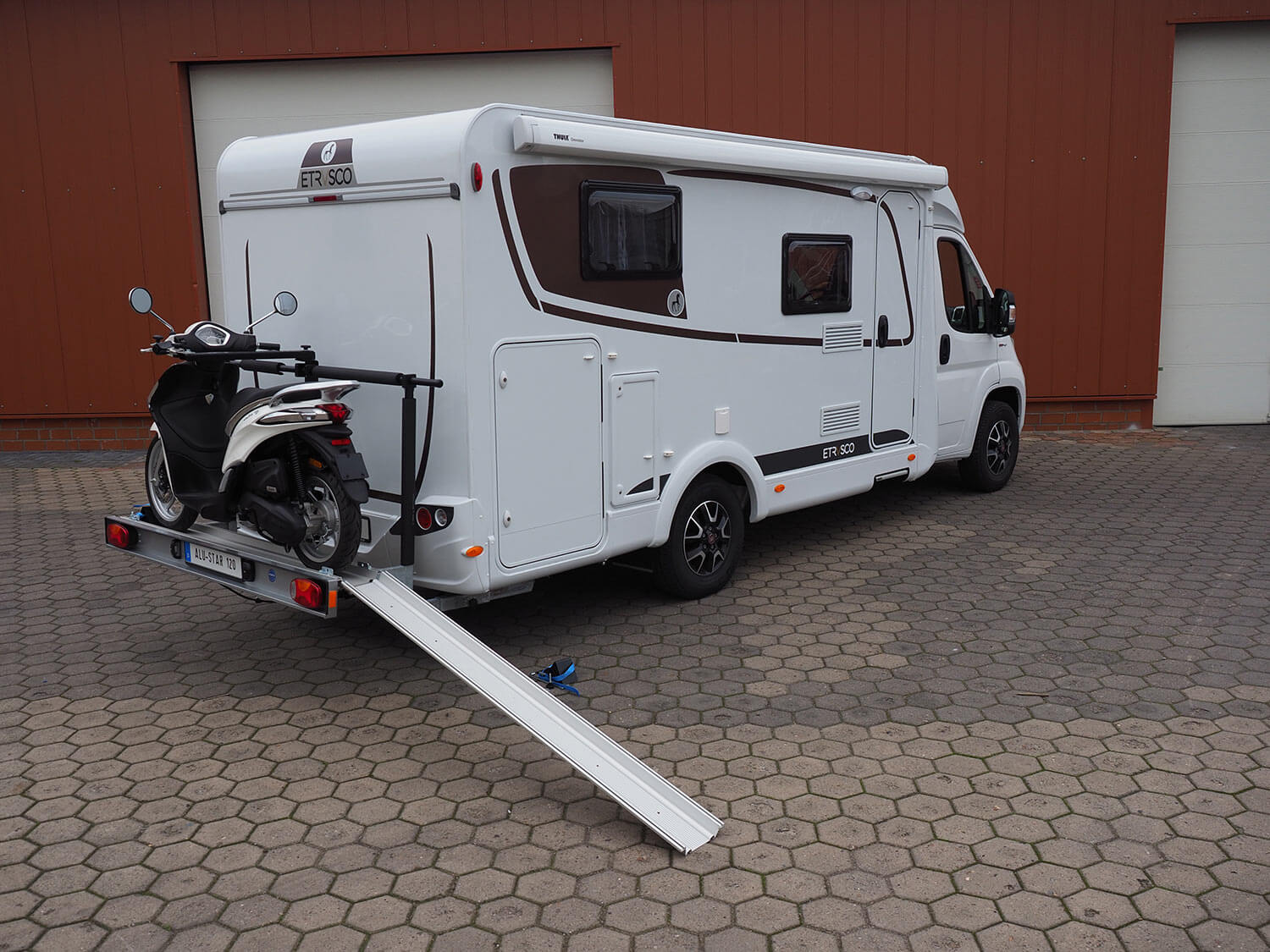 SMV Alu-Star 120 für Wohnmobile mit angebauter Auffahrrampe und beladenem Roller