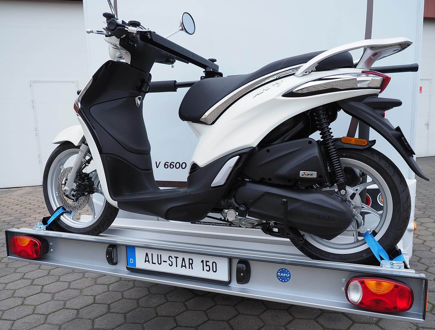 SMV Alu-Star 150 am Wohnmobilheck mit Roller beladen.