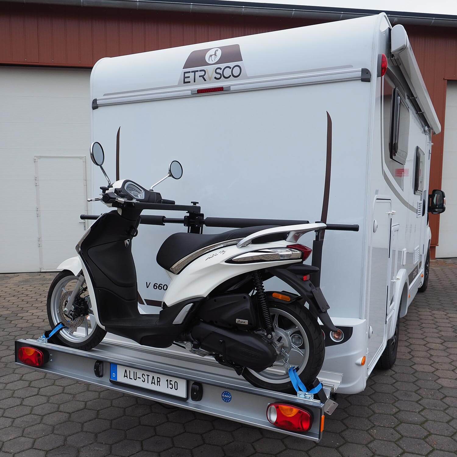 SMV Alu-Star 150 Heckansicht eines Wohnmobils mit fixiertem Roller beladen.