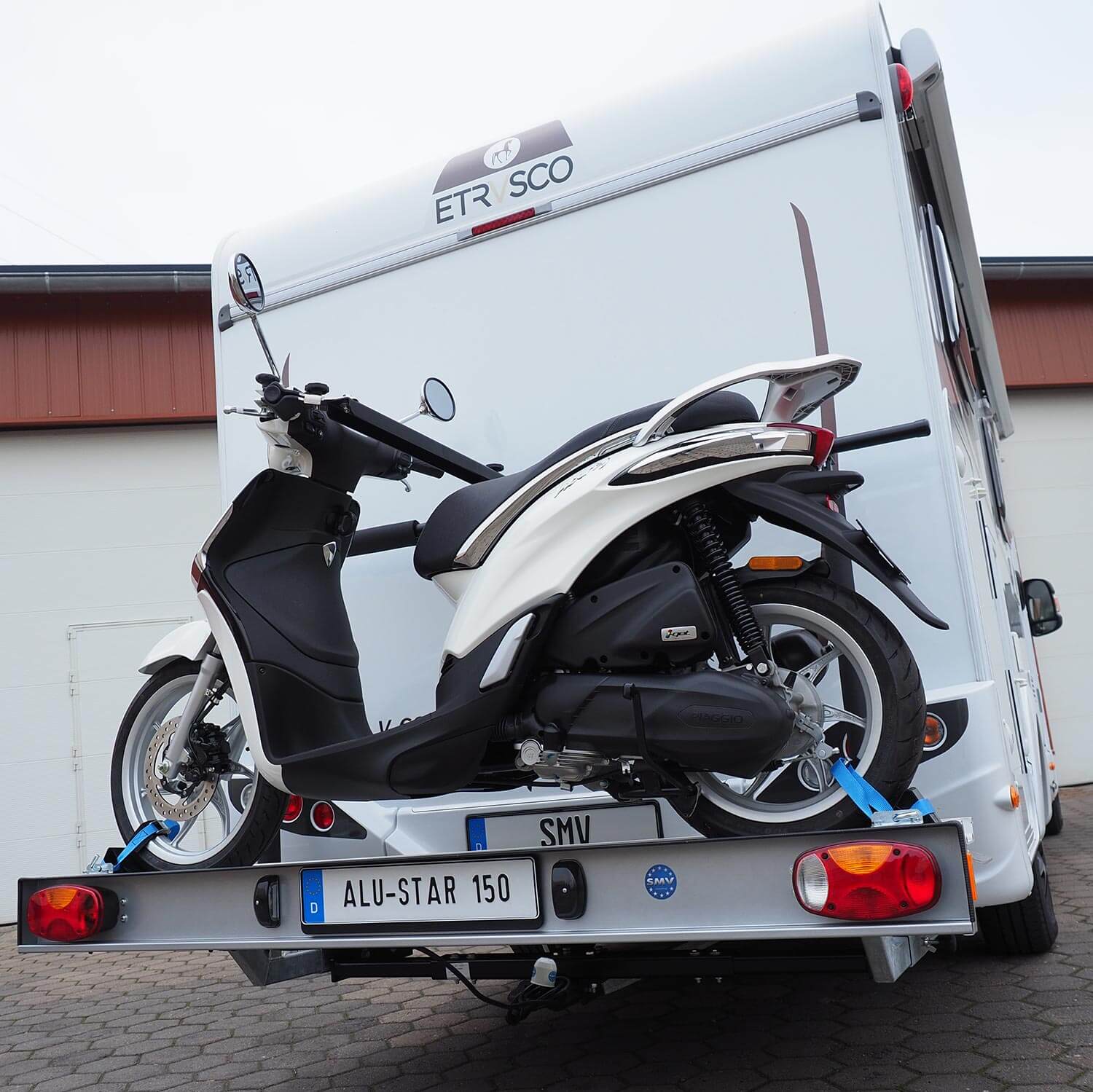 SMV Alu-Star 150 mit Roller beladen. Heckansicht eines Wohnmobils. 