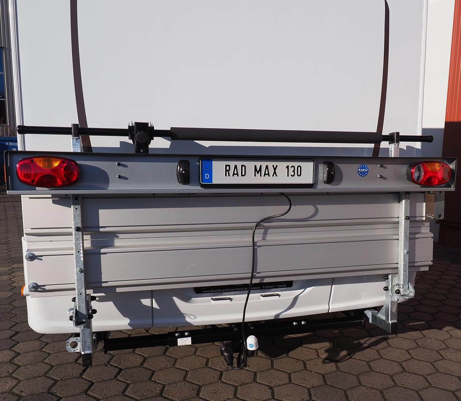 SMV Rad Max 130 an Wohnmobilheck montiert und hochgeklappt.