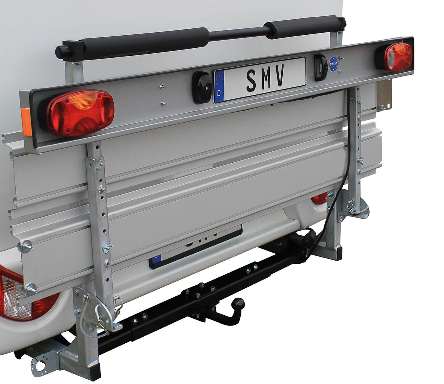 SMV Rad Max 130 hochgeklappt und zusätzlich montierter Anhängerkupplung an einem Wohnmobil.