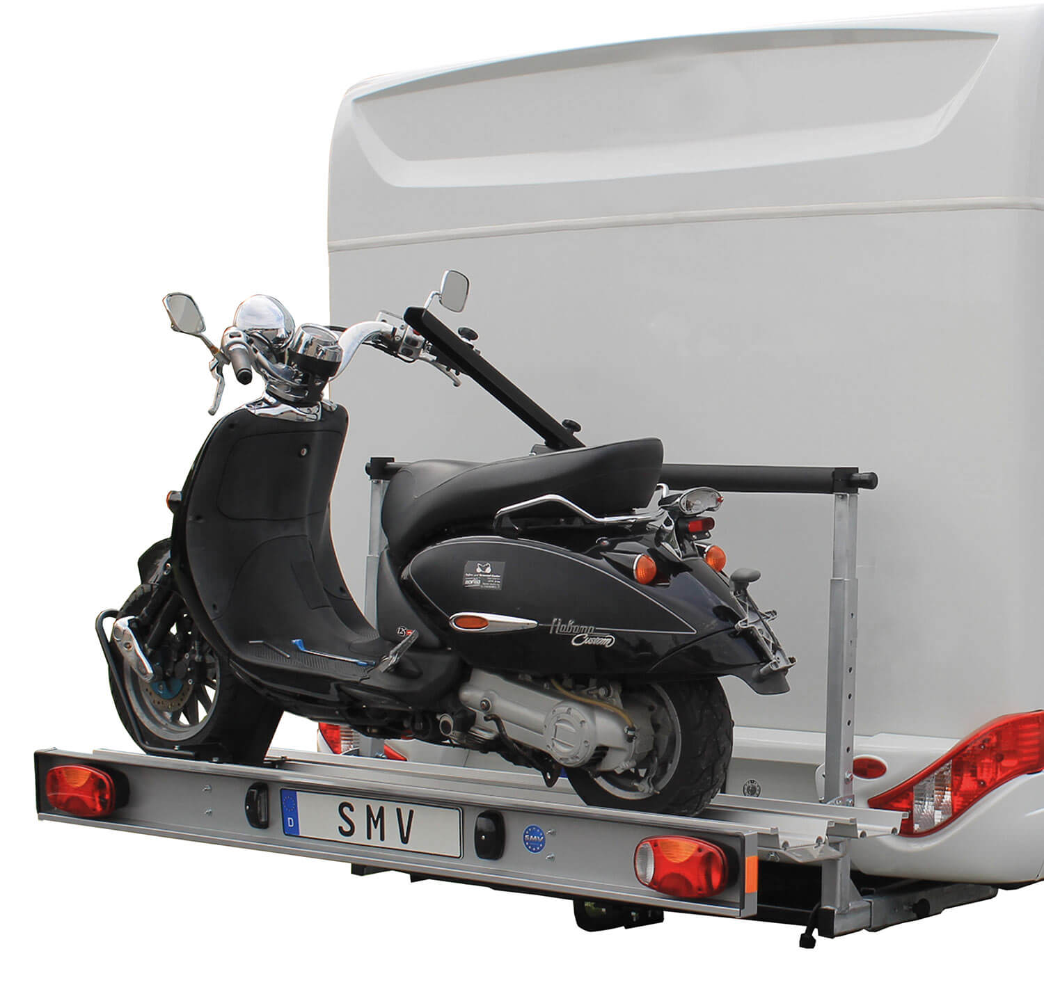 SMV Rad Max 130 an Wohnmobilheck mit schwarzem Roller beladen.