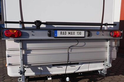 SMV Rad Max 130 an Wohnmobilheck montiert und hochgeklappt.