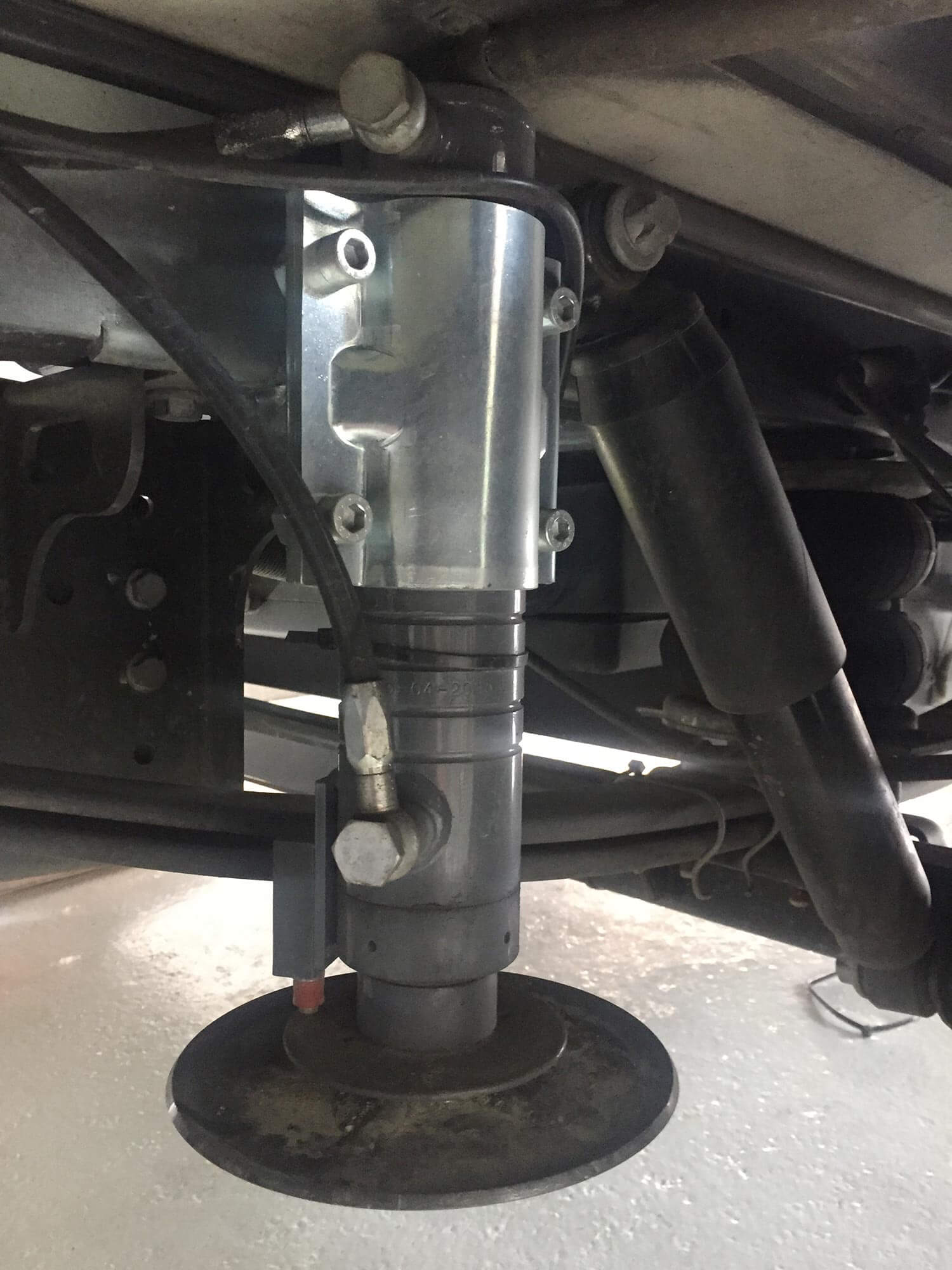 Detailaufnahme der SMV Hydraulikstützen am Fahrzeug montiert.
