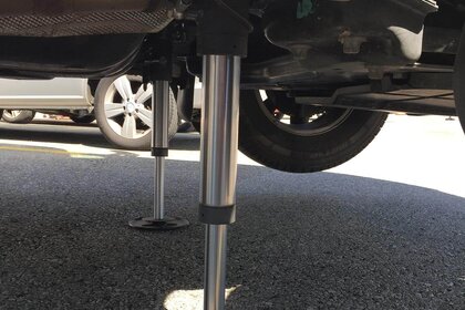Fahrzeug mit SMV Hydraulikstützen mit maximalem Hub aufgebockt.