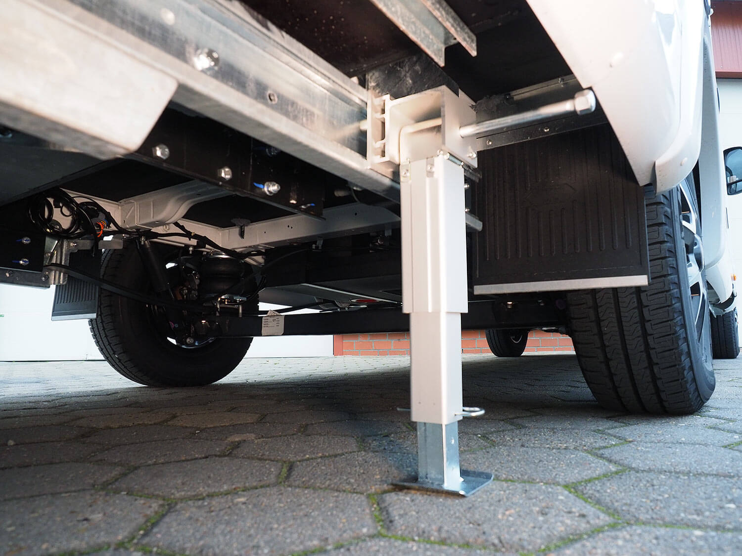 SMV Alu-Matic Kurbelstütze stützt Wohnmobil ab.