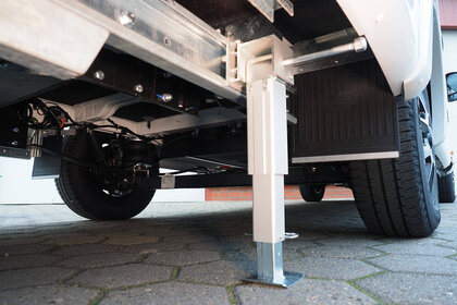 SMV Alu-Matic Kurbelstütze stützt Wohnmobil ab.